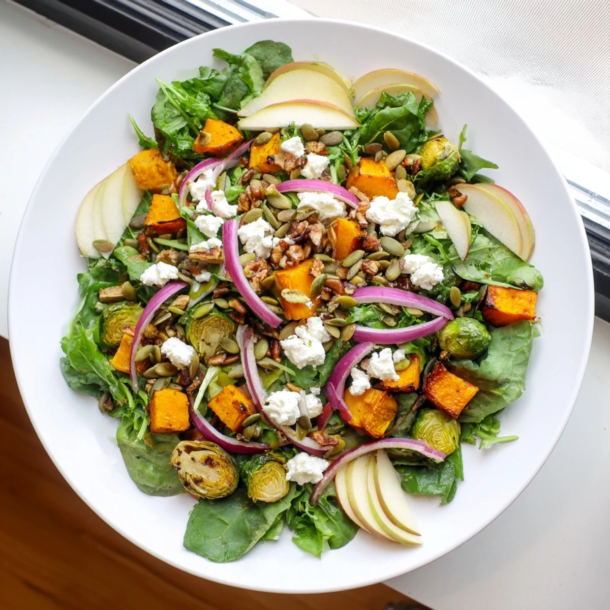 This Harvest Evergreen Mix salad features tender, roasted butternut squash and Brussels sprouts, ready to enjoy.